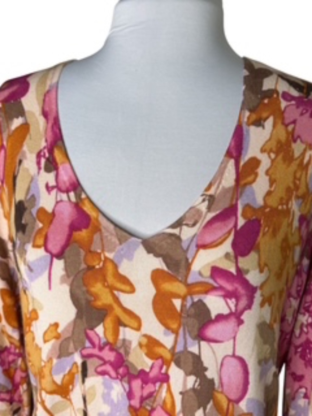 NWOT Chico's Long Sleeve V-Neck Floral Sweater Size 1 - Picture 3 of 7